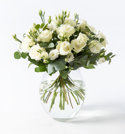 Hvit rosebukett med lisianthus og grønt